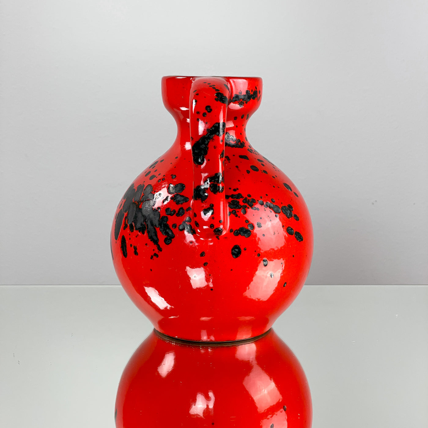 Karaff i röd keramik